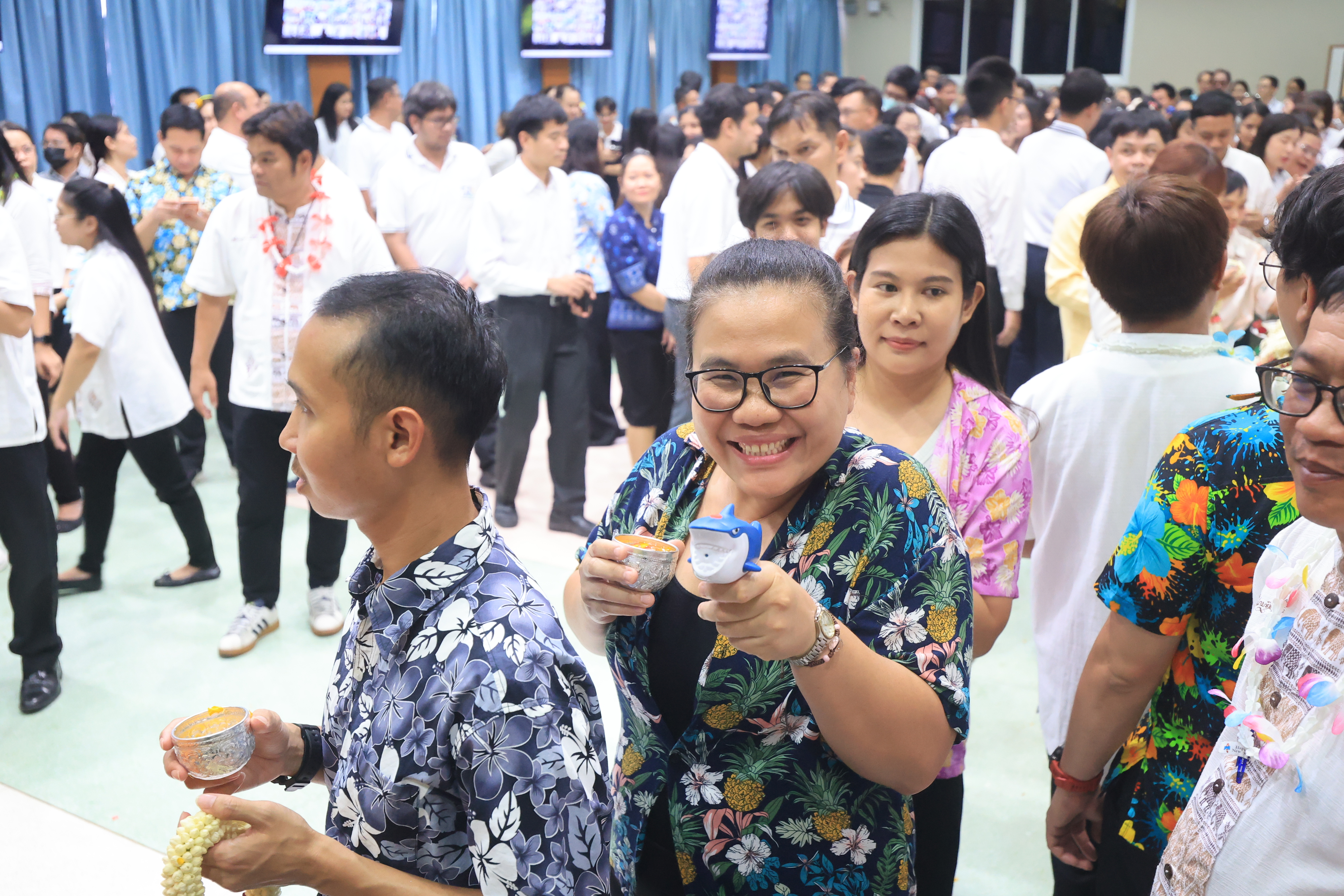 title - ชุ่มฉ่ำ! ชาว ส.ป.ก. ร่วมสรงน้ำพระพุทธรูป และรดน้ำขอพรผู้บริหาร เนื่องในประเพณีวันสงกรานต์ ประจำปี 2569 บรรยากาศเต็มไปด้วยความชื่นมื่นชุ่มฉ่ำ